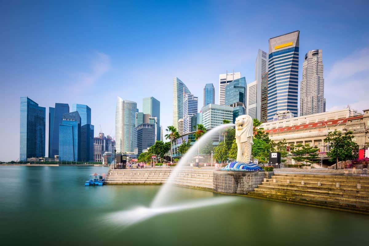 Singapore skyline at the Merlion fountain.