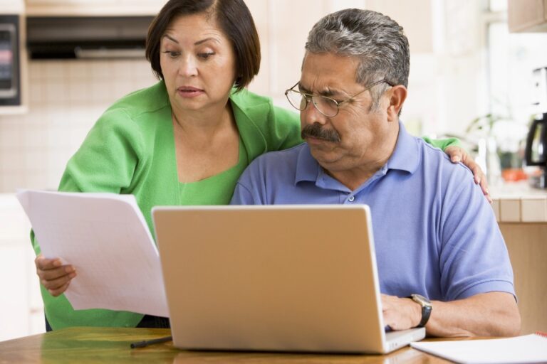 Depositphotos_4764476_L Couple in kitchen with laptop and paperwork Photo by monkeybusiness