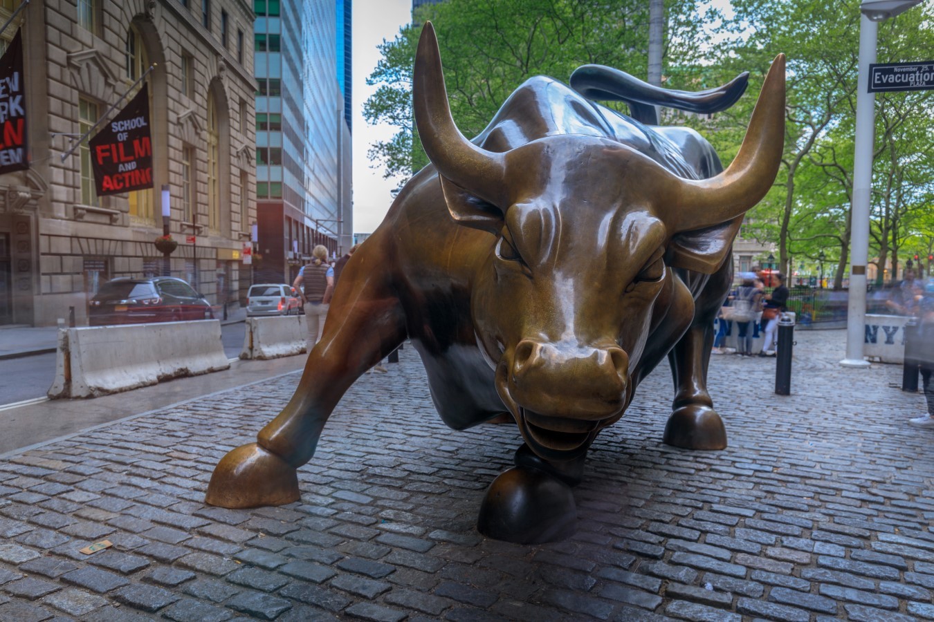 Trump’s “Revenge Tax” Could Shake Retirement Portfolios as Foreign Investors Flee 1 The Charging Bull statue in downtown Manhattan on Wall Street in New York City