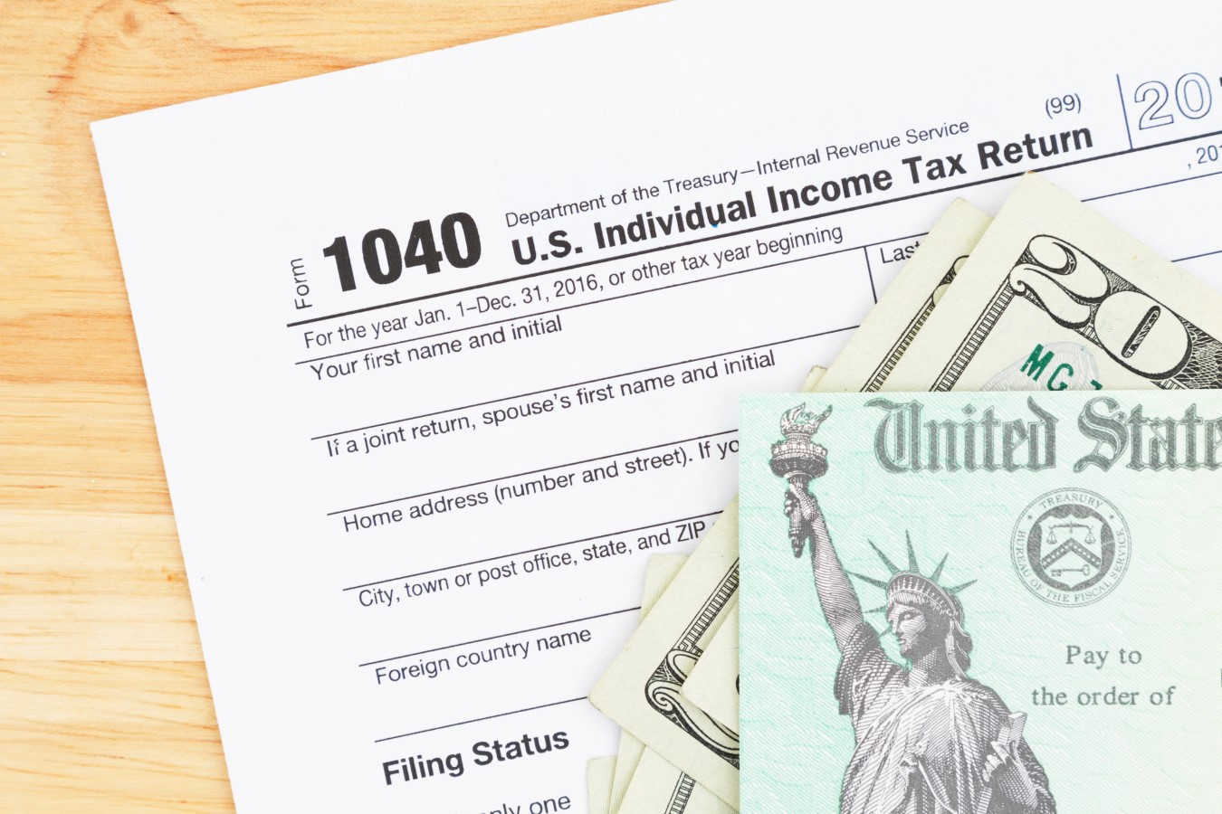 Big 2026 Refunds Ahead as Trump’s Tax Bill Kicks In, JPMorgan and Oxford Economics Say 1 US Federal tax 1040 income tax form