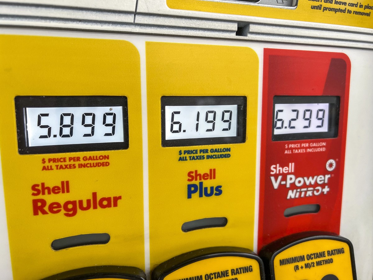 Gas price at a Shell gas station 